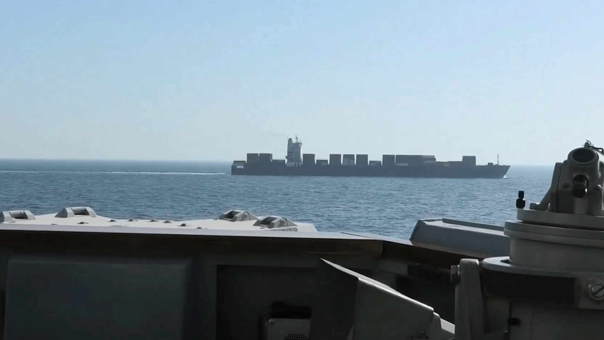 واشنطن تعلن فرض حصار بحري عالمي على سفن إيران: تداعيات وتفاصيل