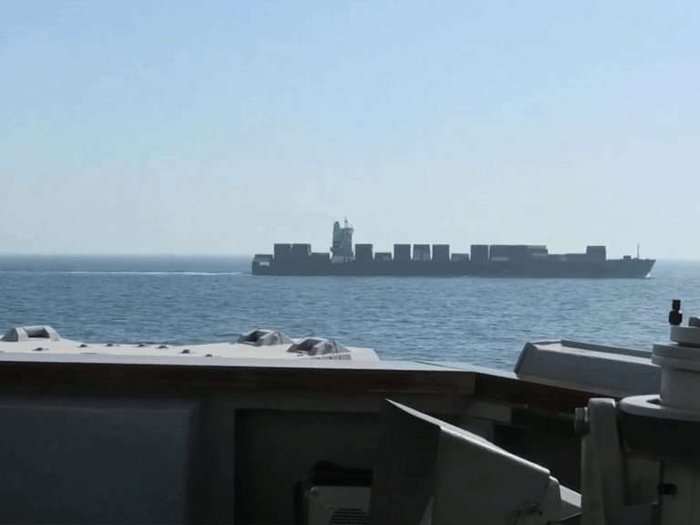 ترمب يعلن هجومًا أمريكيًا على سفينة شحن إيرانية في خليج عمان وطهران توعدت بالرد