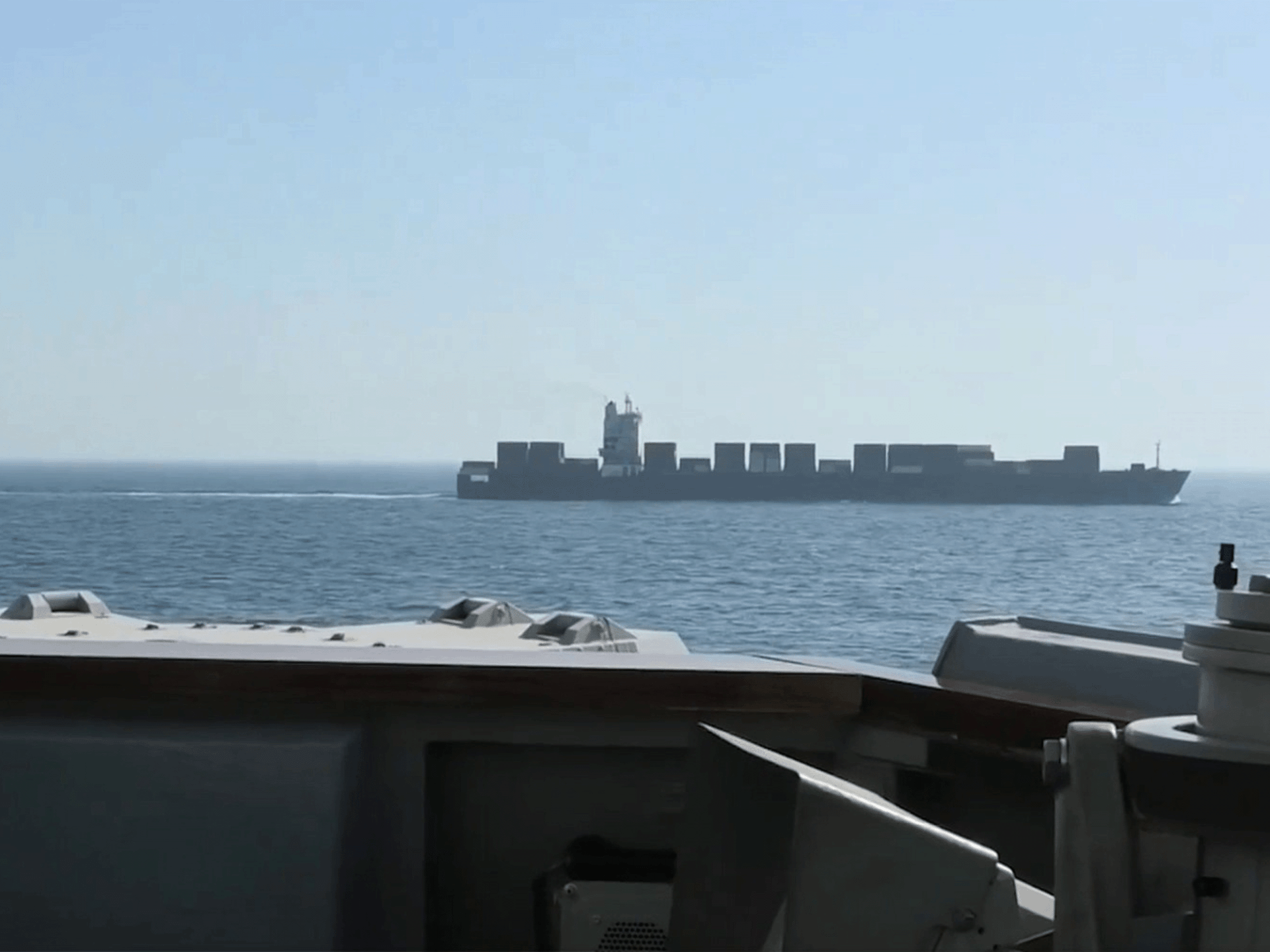 ترمب يعلن هجومًا أمريكيًا على سفينة شحن إيرانية في خليج عمان وطهران توعدت بالرد