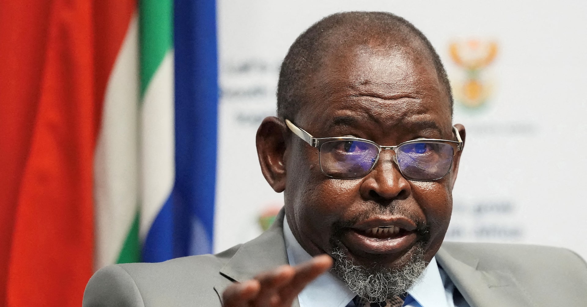 وزير مالية جنوب أفريقيا يؤكد عدم المشاركة في اجتماع مجموعة العشرين بواشنطن لعدم الحصول على الاعتماد