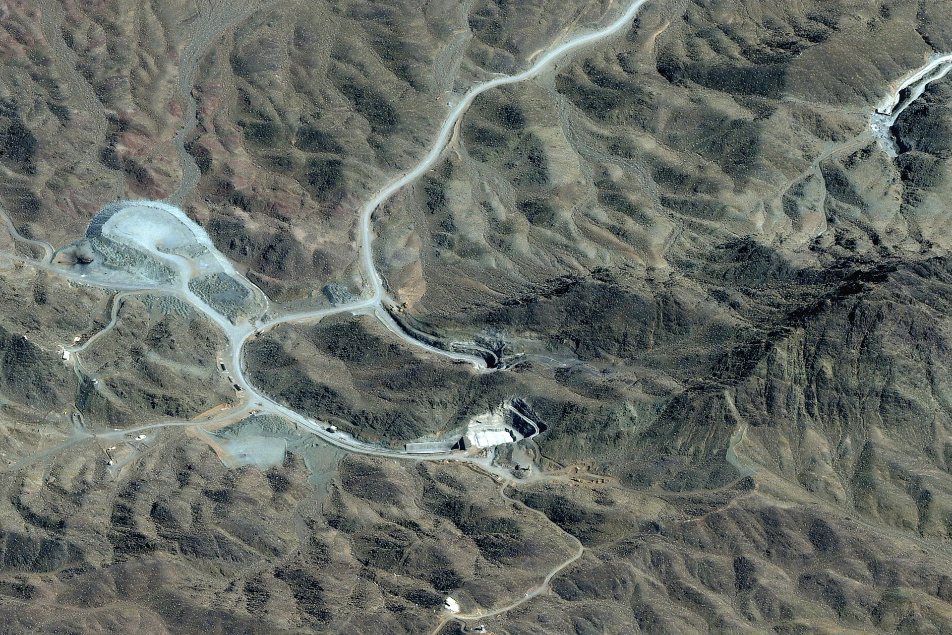 موقع جبل الفأس الإيراني: تحصينات عسكرية عميقة وتأثير نفسي على إدارة ترمب