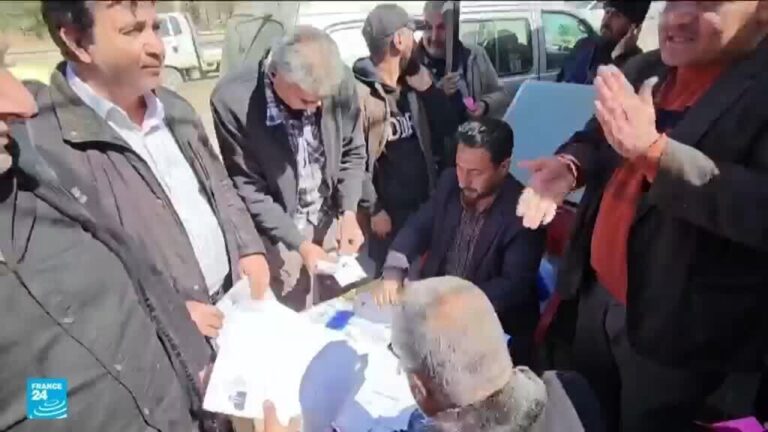 سوريون أكراد يتوافدون لتسجيل الجنسية بعد حرمان طويل