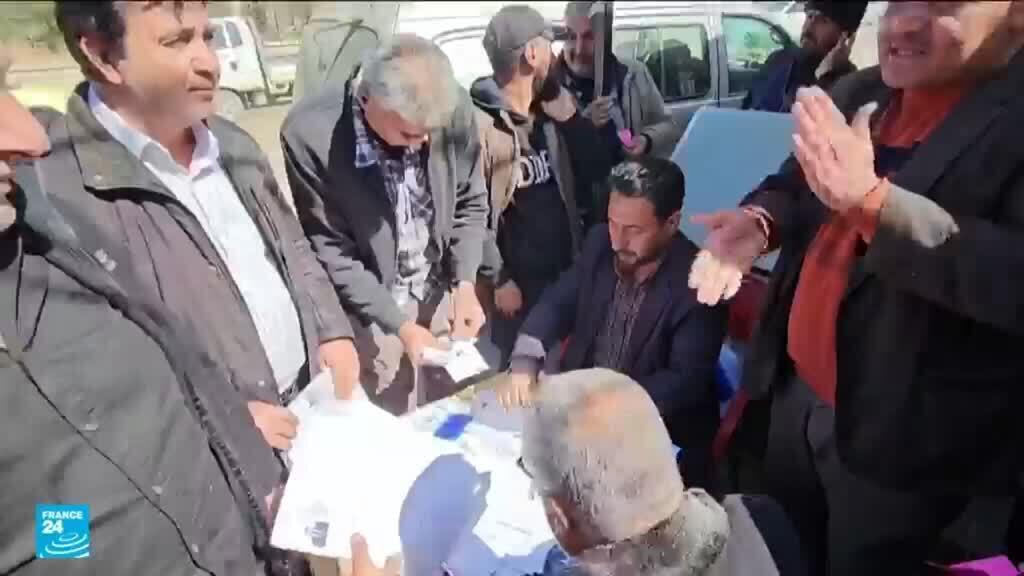 سوريون أكراد يتوافدون لتسجيل الجنسية بعد حرمان طويل