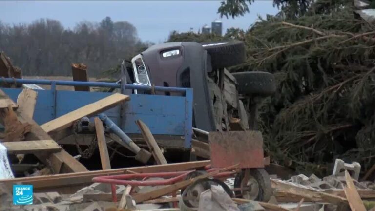 إعصار قوي يضرب عدة ولايات أمريكية ويتسبب في دمار واسع وانقطاع الكهرباء