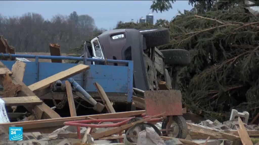 إعصار قوي يضرب عدة ولايات أمريكية ويتسبب في دمار واسع وانقطاع الكهرباء