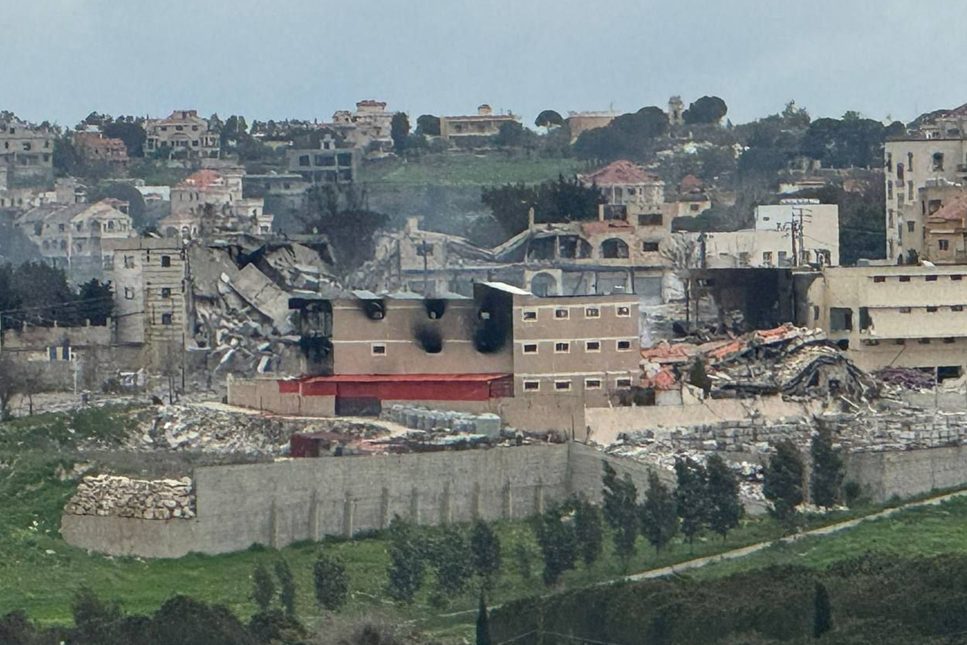 معركة بنت جبيل: مفصل المواجهة الحاسمة بين إسرائيل والمقاومة اللبنانية في ‘بيت العنكبوت’