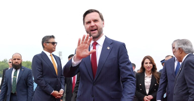 محادثات بين نائب الرئيس الأمريكي ورئيس وزراء باكستان بحضور مسؤولين بارزين