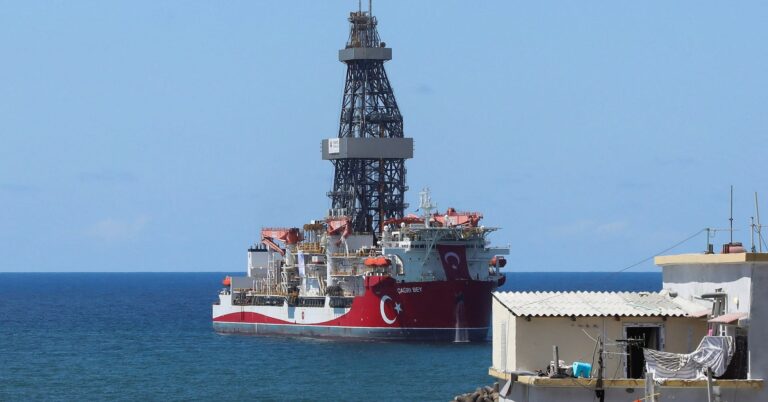 تركيا تطلق أول بعثة حفر نفطي بحري خارج أراضيها بالصومال