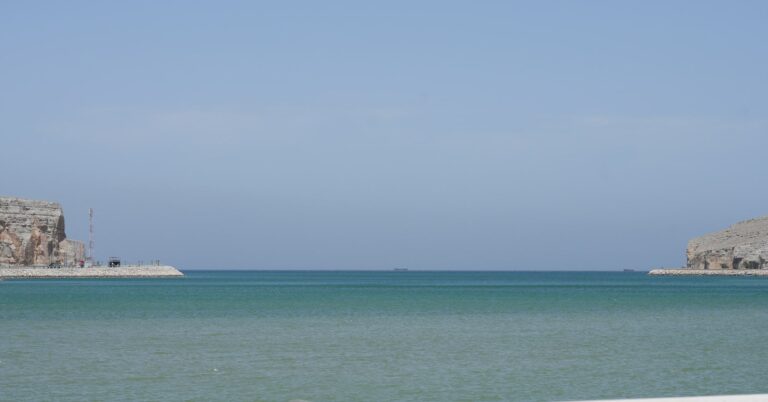 الحرس الثوري الإيراني يحذر من اقتراب السفن الحربية من مضيق هرمز ويعتبره خرقا لوقف إطلاق النار