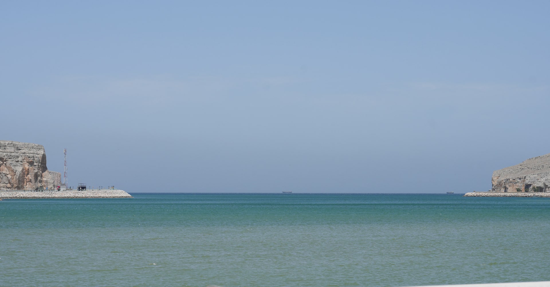 الحرس الثوري الإيراني يحذر من اقتراب السفن الحربية من مضيق هرمز ويعتبره خرقا لوقف إطلاق النار