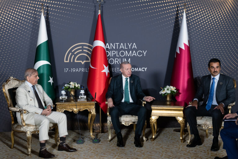 أمير قطر يعقد لقاءات ثنائية مع أردوغان ورئيس وزراء باكستان في أنطاليا لتعزيز التعاون الإقليمي