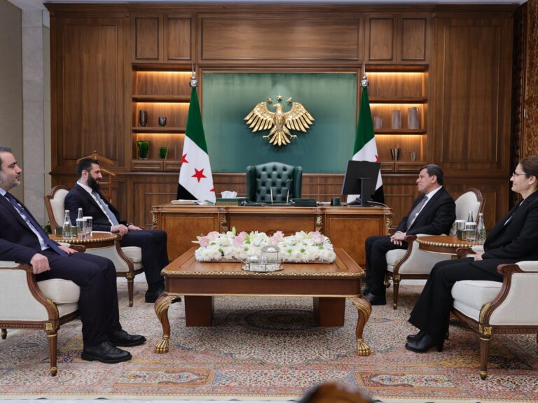 لقاء شرع وعبدي يثير تساؤلات عن مستقبل قوات “قسد” وحل محتمل