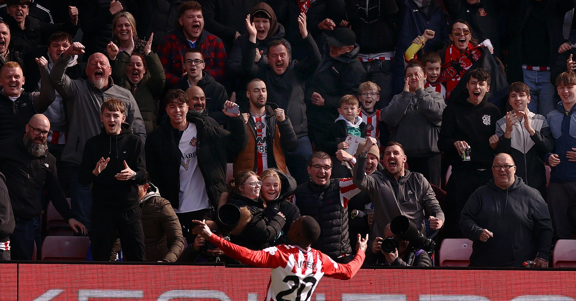 توتنهام يواصل معاناته في قاع الدوري الإنجليزي بعد الخسارة أمام سندرلاند