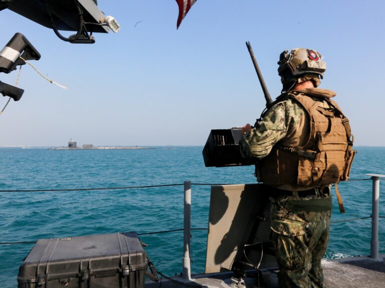 إيران تستعرض استراتيجيات لتجاوز الحصار البحري الأمريكي