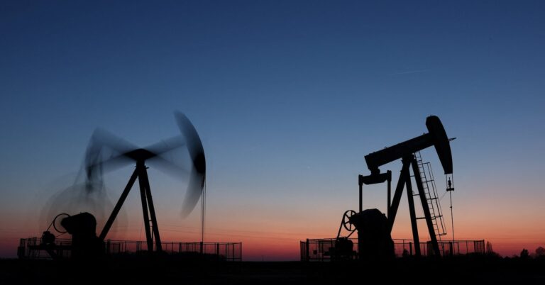 أسعار النفط ترتفع عقب هجمات على منشآت نفطية سعودية وسط توترات مضيق هرمز