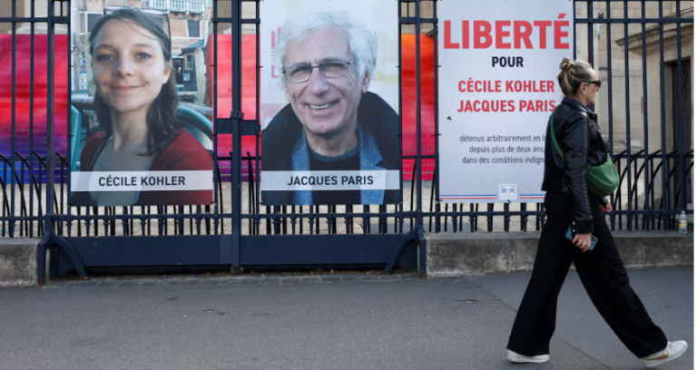 فرنسيان يغادران إيران بعد احتجازهما وسط لهجة فرنسية أهدأ إزاء الحرب