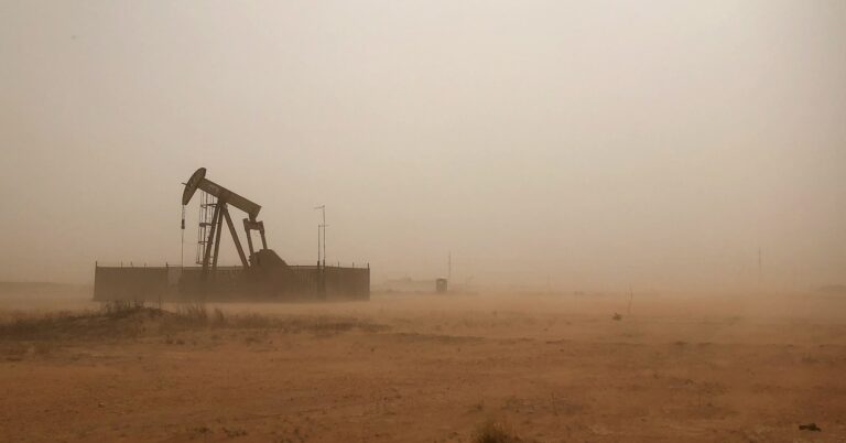 أسعار النفط تتجه لتسجيل أكبر خسارة أسبوعية خلال 10 أشهر