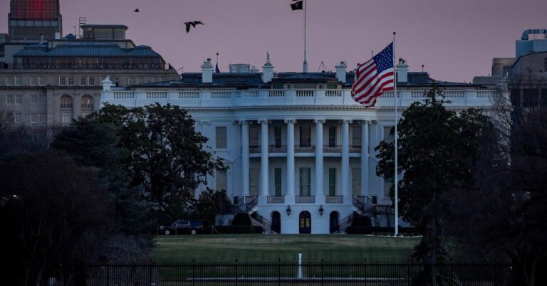 البيت الأبيض يصدر تحذيراً لموظفيه من المراهنة في أسواق العقود الآجلة وسط التوترات مع إيران