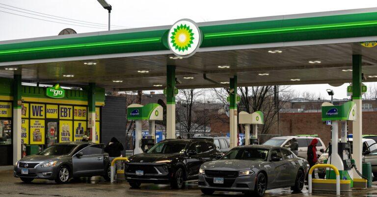 تراجع أسعار الغاز الطبيعي الأمريكي إلى أدنى مستوى منذ 17 شهراً بسبب وفرة المخزونات واعتدال الطقس