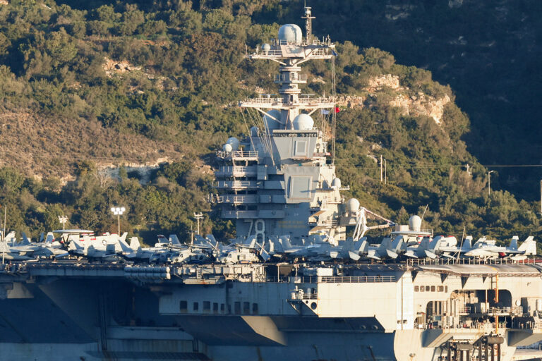 عودة أكبر حاملة طائرات أمريكية إلى البحر الأحمر بعد إخماد حريقها