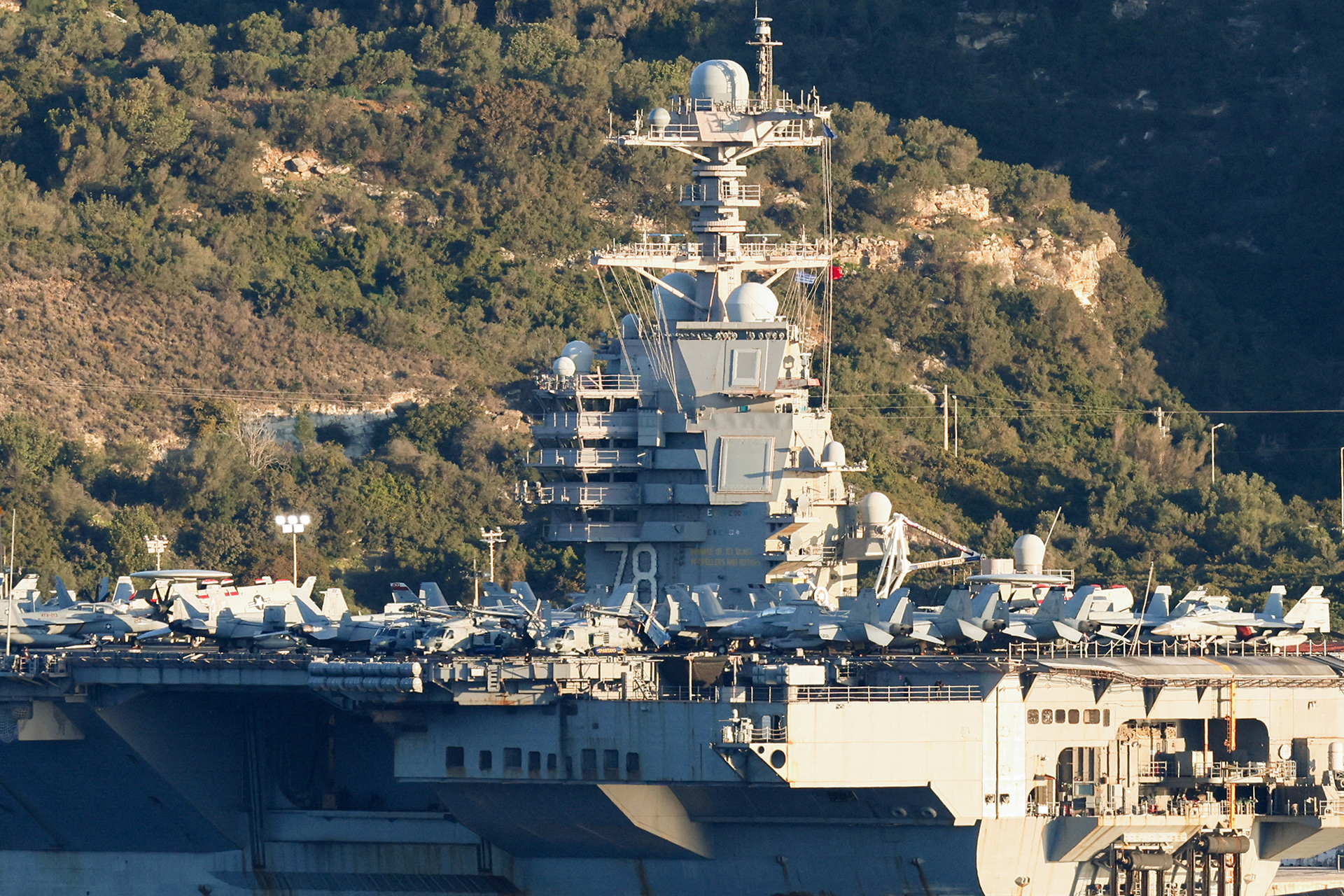 عودة أكبر حاملة طائرات أمريكية إلى البحر الأحمر بعد إخماد حريقها