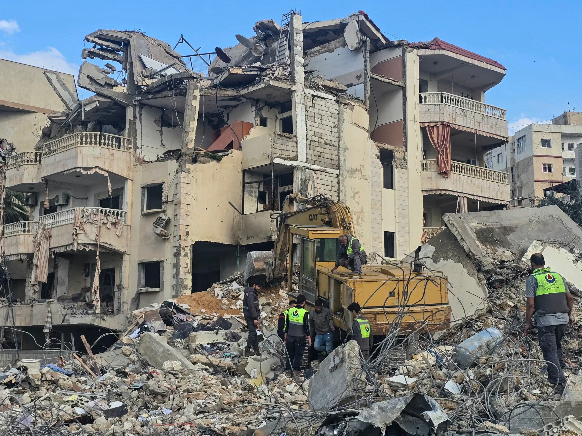 مجزرة مدمرة في مدينة صور تخلف قتلى ودمارًا واسعًا وسط جهود إنقاذ مستمرة