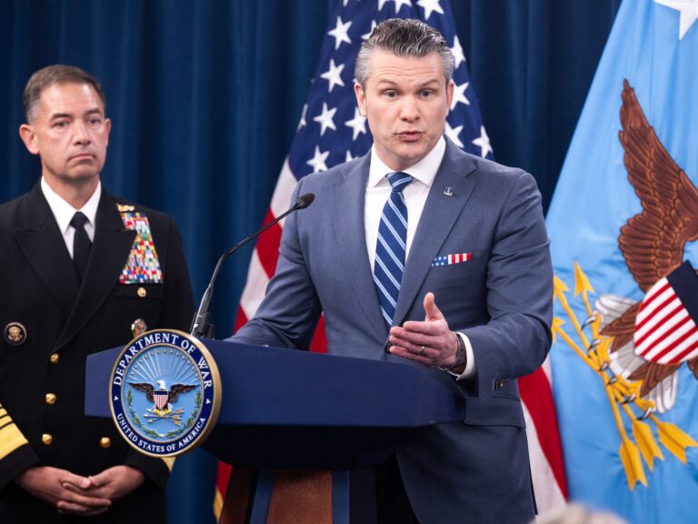 وزير الحرب الأمريكي يثير جدلاً بزرع آية إنجيلية مزيفة داخل البنتاغون