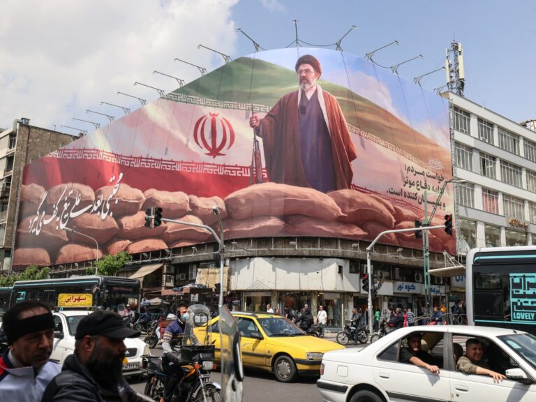 خامنئي يوافق على مشاركة إيران في مفاوضات إسلام آباد لتعزيز الاستقرار الإقليمي