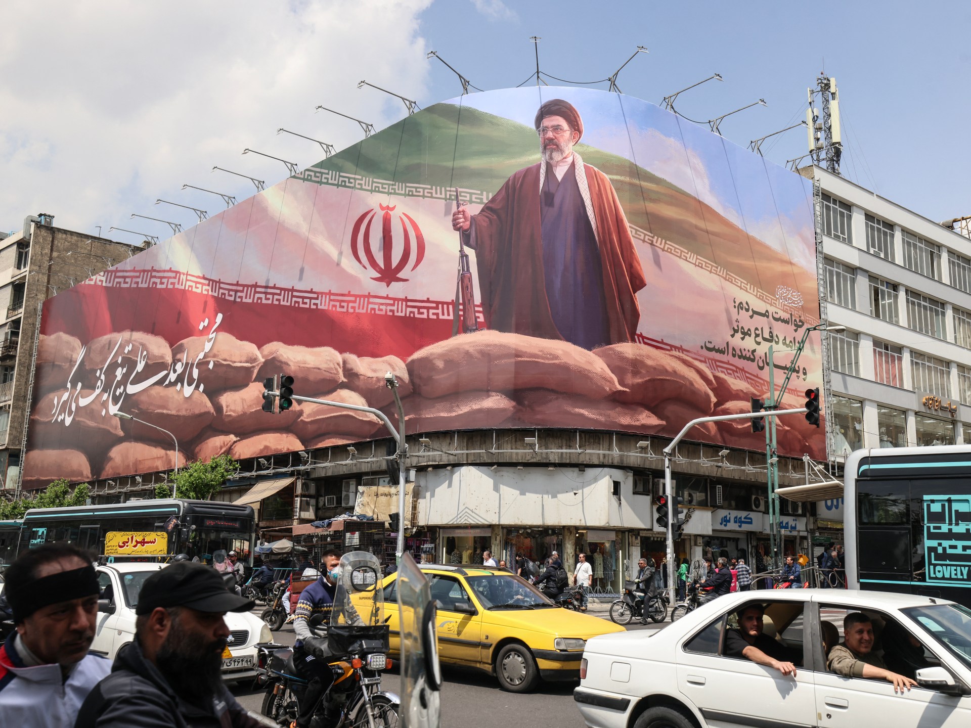 خامنئي يوافق على مشاركة إيران في مفاوضات إسلام آباد لتعزيز الاستقرار الإقليمي