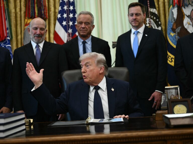 كيفية تعامل مساعدي ترامب مع تصريحاته المثيرة للجدل