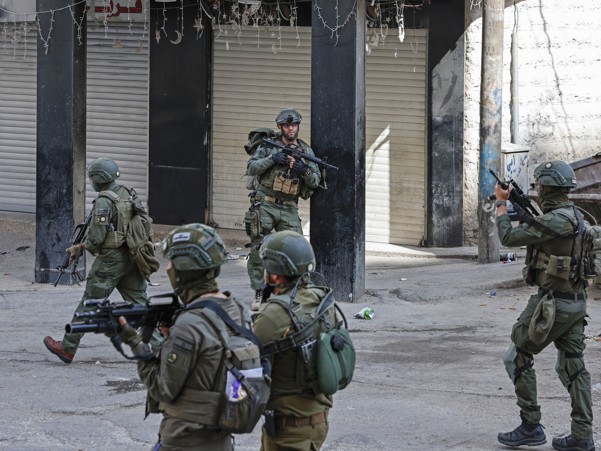 قوات الاحتلال الإسرائيلي تقتل فلسطينياً داخل منزله في سلواد وتُصيب جنديين