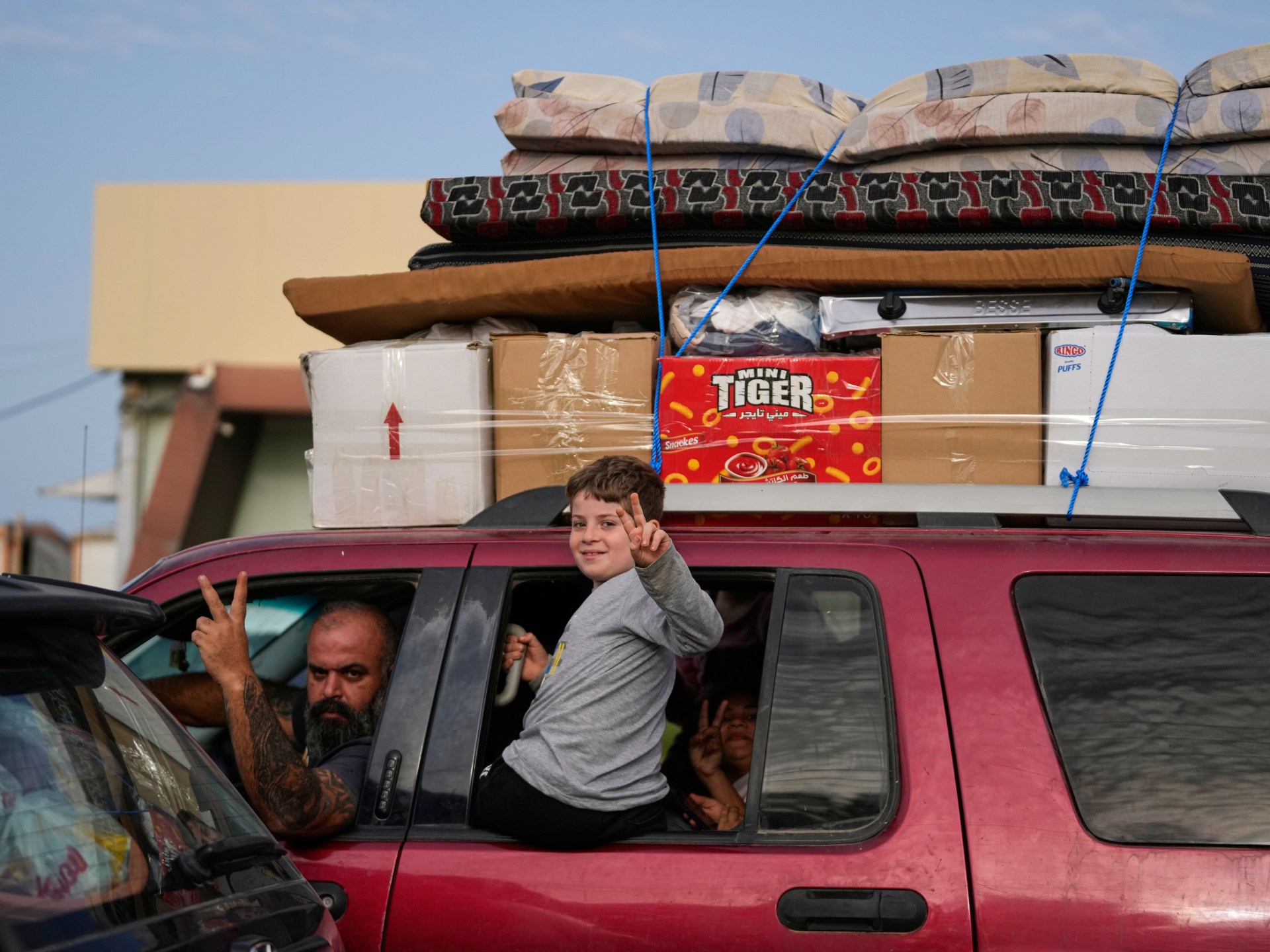 لبنان: عودة عشرات الآلاف من النازحين إلى الجنوب وضاحية بيروت مع بدء الهدنة