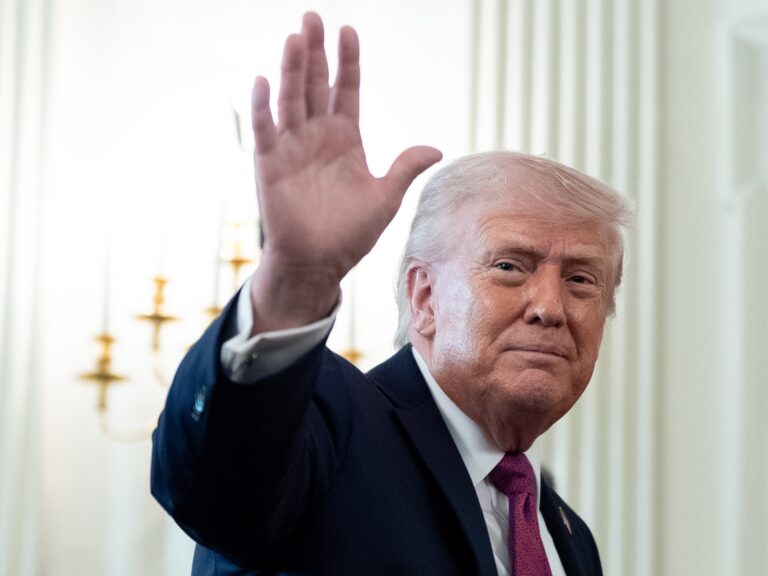 ترمب يحذر من الانهيار المالي في إيران وتأخر رواتب الجيش والشرطة