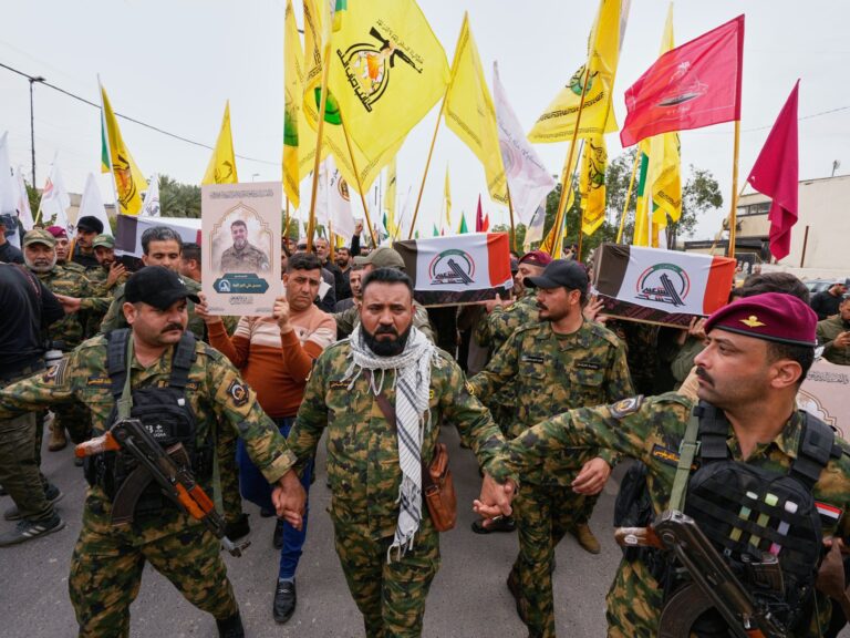 واشنطن توقف تحويلات الدولار للعراق وتطالب بتفكيك الفصائل المسلحة