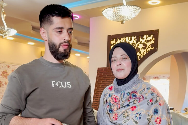 أم فلسطينية تروي قصة تضحية لا مثيل لها: “روحي قبل روح ابني وعمري قبل عمره”