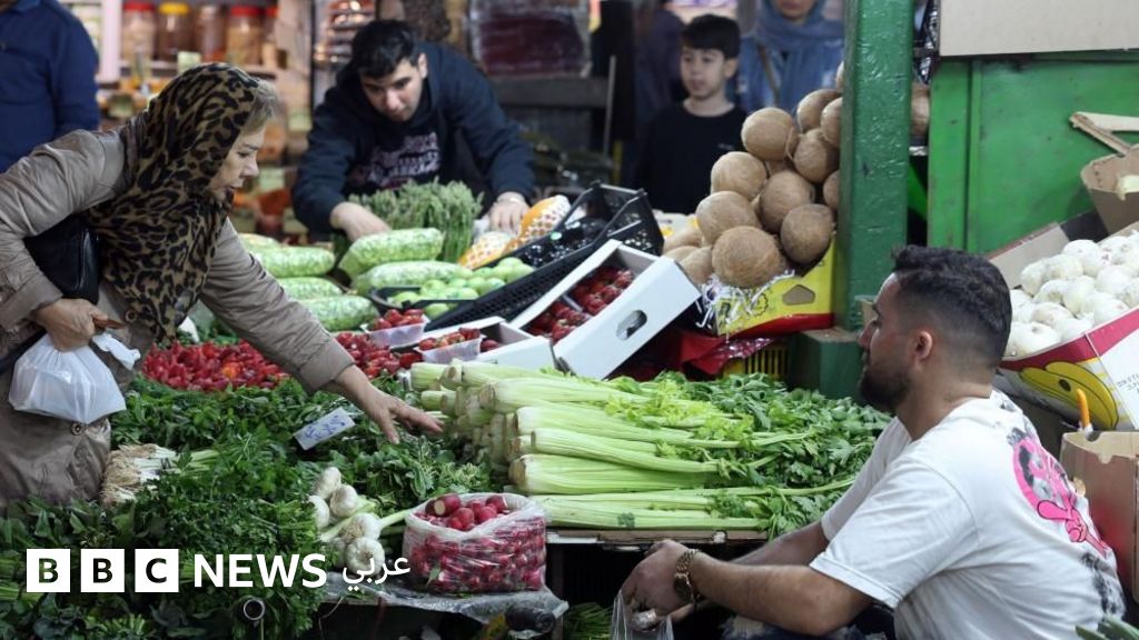 موجة تسريح واسعة للموظفين في إيران بسبب تصاعد التوترات مع الولايات المتحدة وإسرائيل