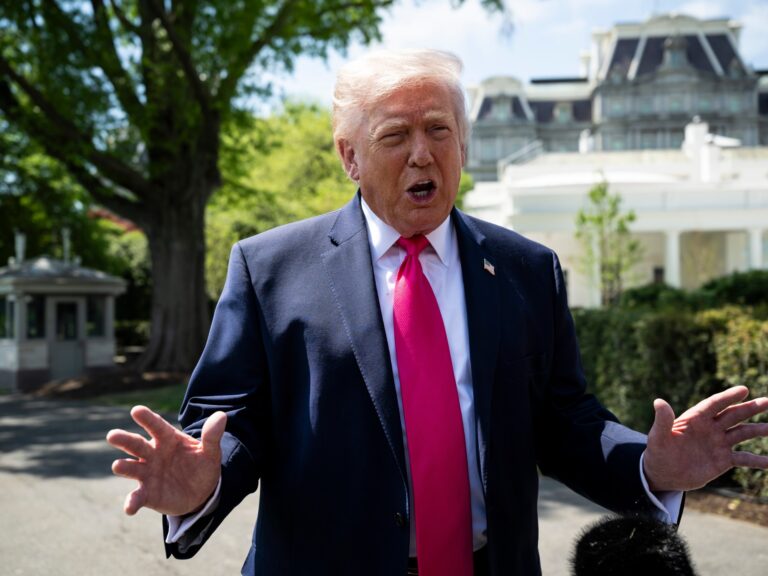 نيوزويك: تصريحات ترامب تثير جدلاً حول وفيات غامضة لعلماء أمريكيين