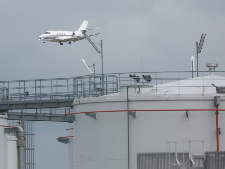 وكالة الطاقة الدولية تحذر من نفاد مخزون وقود الطائرات في أوروبا خلال ستة أسابيع