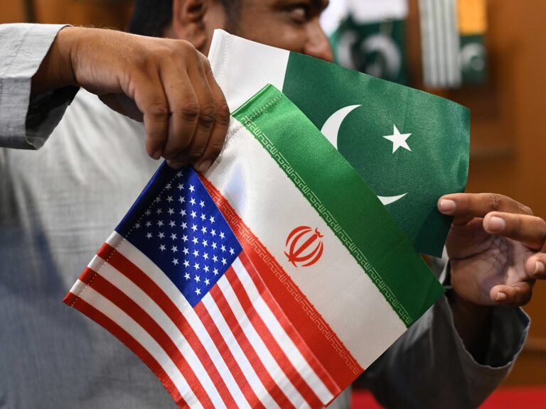 توازن دقيق بين التصعيد والتهدئة في العلاقات الإيرانية الأمريكية