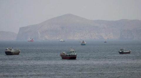 قوات أمريكية تنفذ إنزالاً على سفينة نفط إيرانية وترامب يأمر بإطلاق النار على قوارب مهددة في هرمز