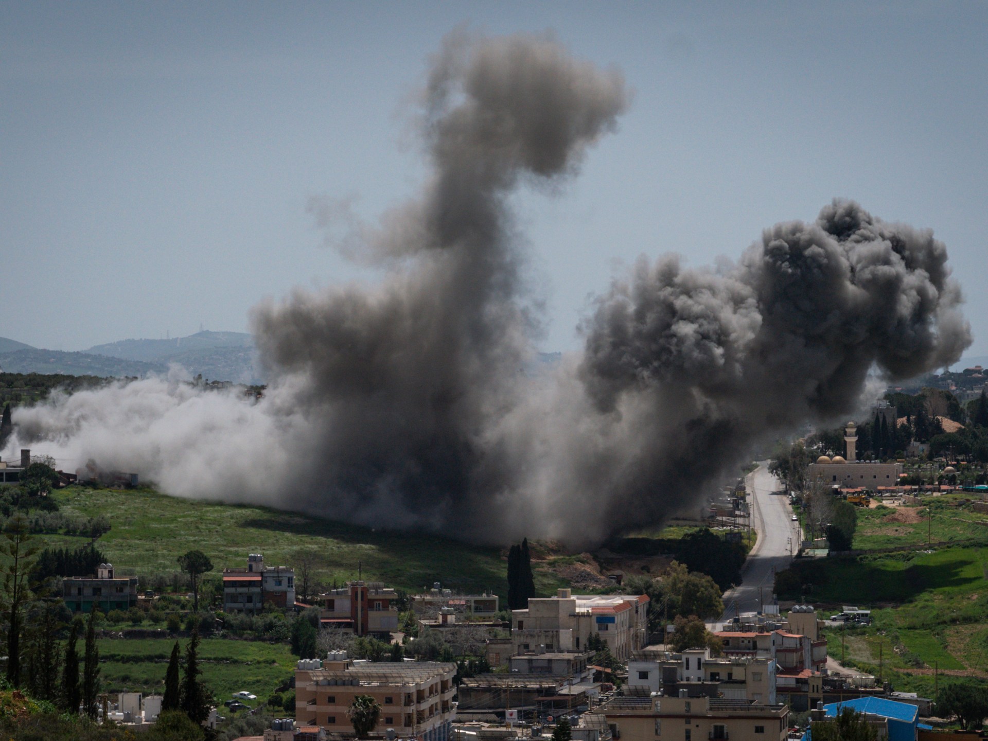 تصعيد عسكري قبيل الهدنة: حزب الله يقصف حيفا وإسرائيل تدمر جسر الليطاني الأخير