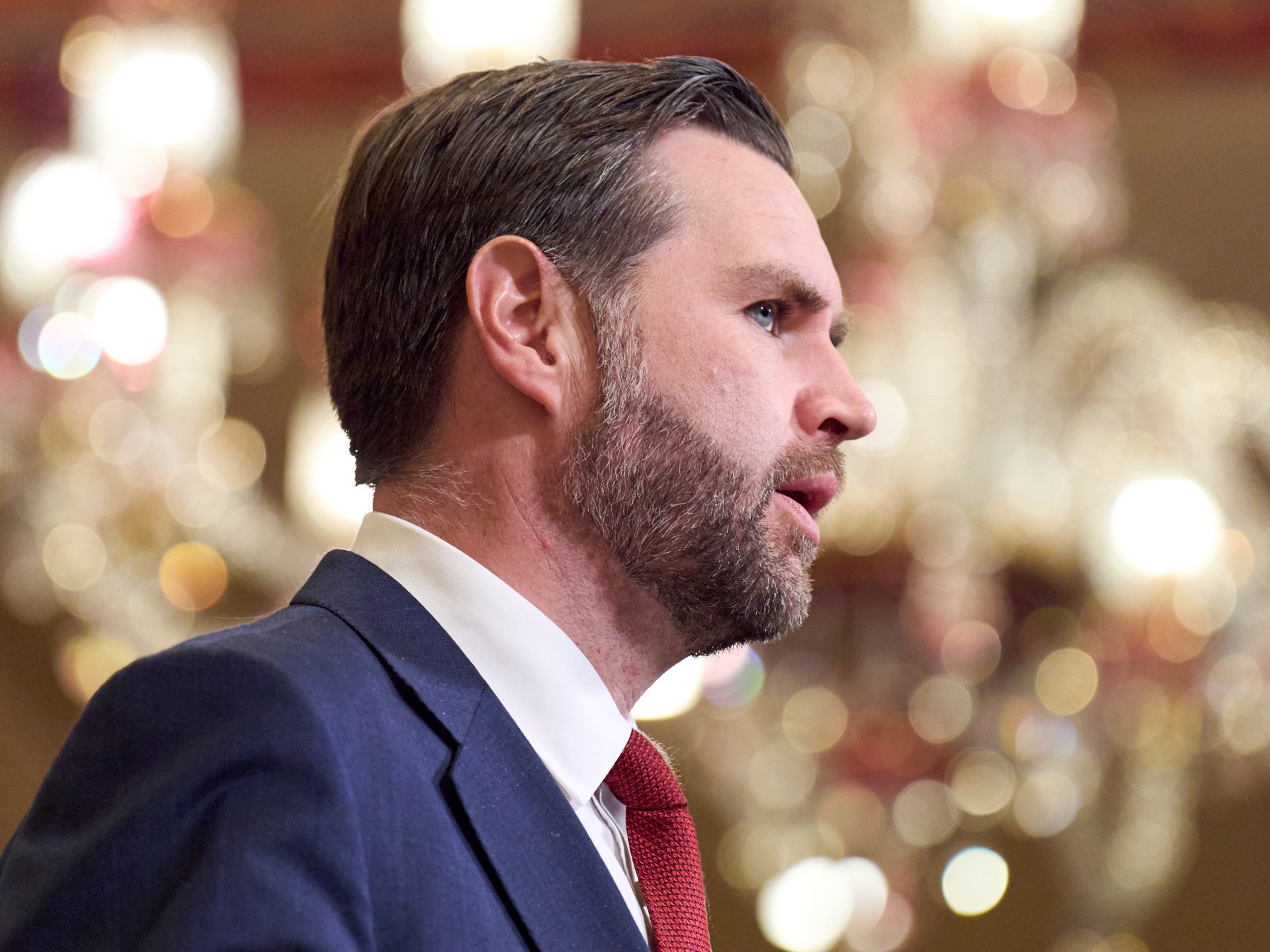 فنس يتصدر السباق المبكر لخلافة ترمب بين الولاء والطموح