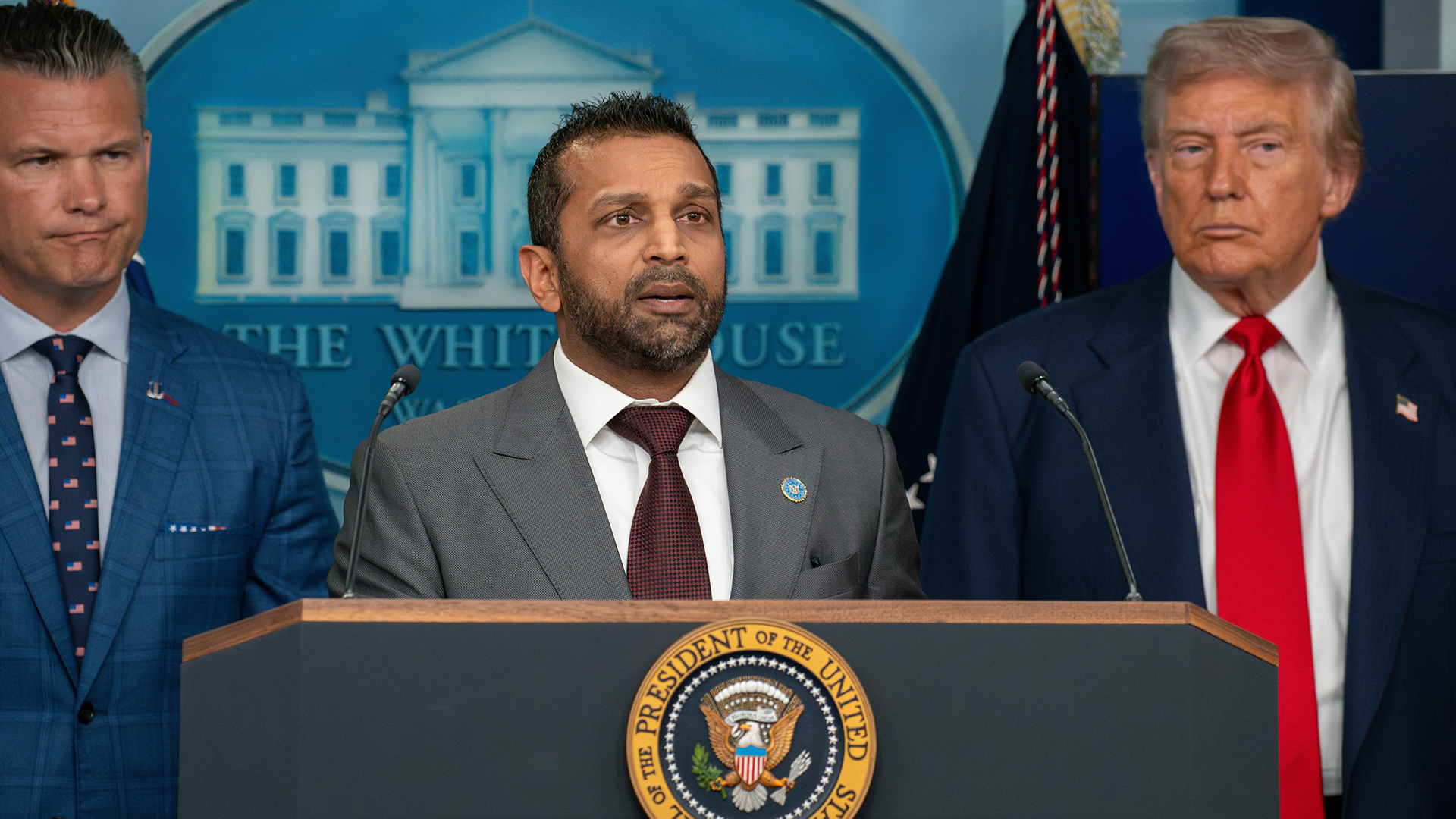 اتهامات تلاحق مدير مكتب التحقيقات الفيدرالي بـاستهلاك الكحول وسلوك متقلب وسط تصاعد التهديدات