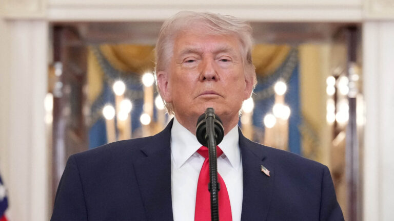 ترمب يعانق تمثال المسيح وسط تصاعد التوتر مع الفاتيكان