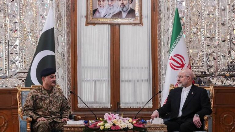 إيران تحذر باكستان من رد قوي على أي اعتداء محتمل