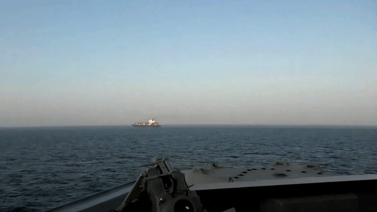 احتجاز سفينة «توسكا» بين واشنطن وطهران: هل هو مفتاح لتجديد المفاوضات أو عقبة جديدة؟