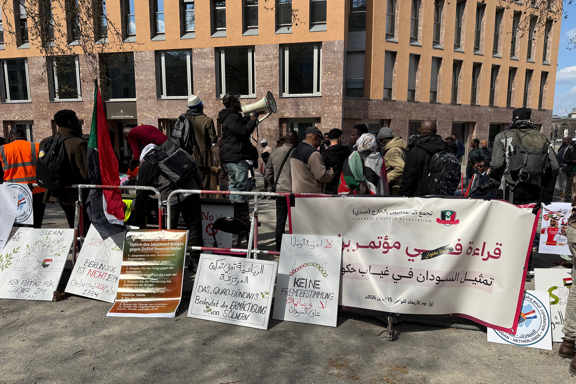 مؤتمر السودان في برلين: احتجاجات على تغييب السيادة وتعهدات دولية بالدعم المالي