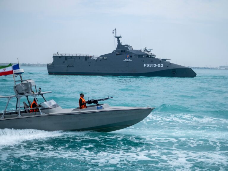 تقييم تهديد “أسطول البعوض” الإيراني في مضيق هرمز