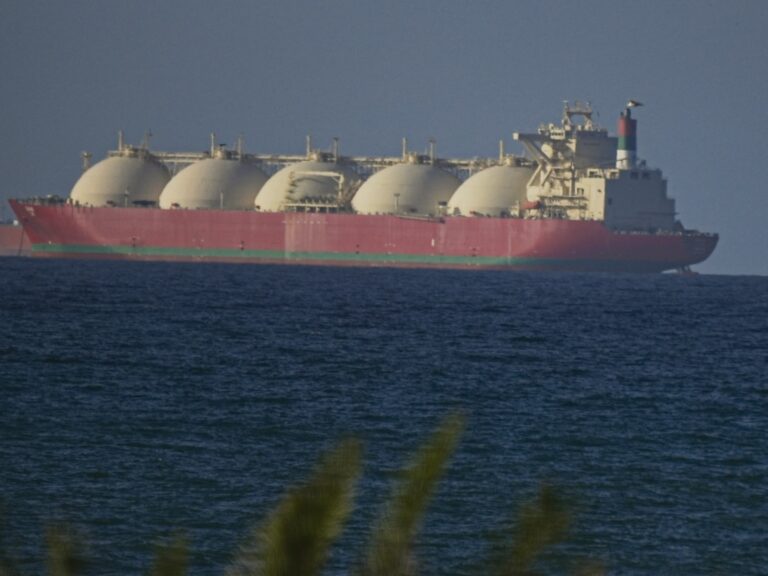 عدد السفن التي عبرت مضيق هرمز في أول يوم بعد إعادة فتحه يعكس استئناف النشاط البحري