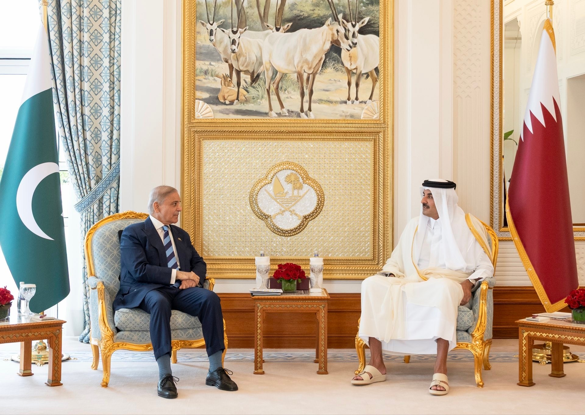 أمير قطر ورئيس وزراء باكستان يؤكدان ضرورة خفض التصعيد وتعزيز الأمن الإقليمي